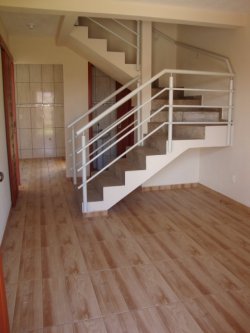 Sobrado novo na área central de Lomba Grande 