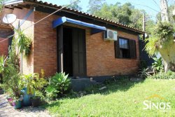 Casa com 02 dormitórios e piscina 