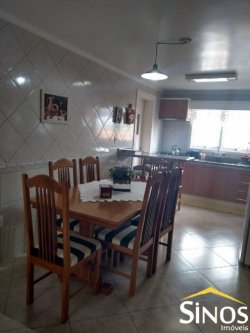 Sobrado na área central da Lomba Grande  
