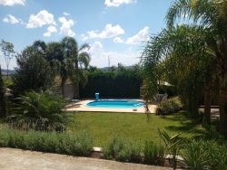 Sobrado com piscina na região central de Lomba Grande  