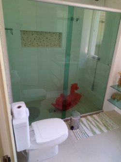 Sobrado com piscina na região central de Lomba Grande  