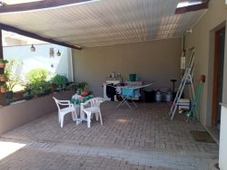 Sobrado com piscina na região central de Lomba Grande  