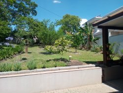 Sobrado com piscina na região central de Lomba Grande  