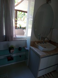 Sobrado com piscina na região central de Lomba Grande  