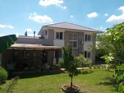 Sobrado com piscina na região central de Lomba Grande  