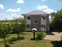 Sobrado com piscina na região central de Lomba Grande  