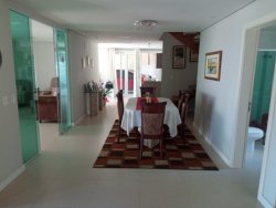 Sobrado com piscina na região central de Lomba Grande  