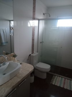 Sobrado com piscina na região central de Lomba Grande  