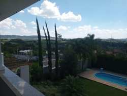 Sobrado com piscina na região central de Lomba Grande  