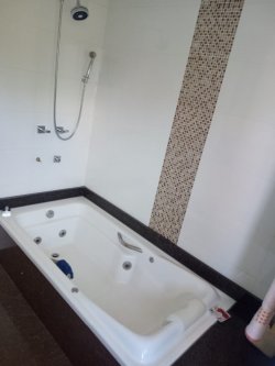 Sobrado com piscina na região central de Lomba Grande  