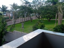 Sobrado com piscina na região central de Lomba Grande  