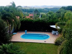 Sobrado com piscina na região central de Lomba Grande  