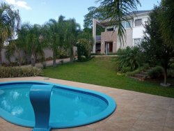 Sobrado com piscina na região central de Lomba Grande  