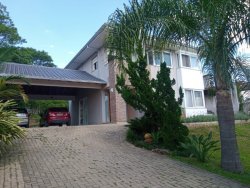 Sobrado com piscina na região central de Lomba Grande  