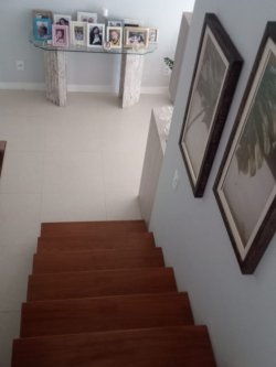 Sobrado com piscina na região central de Lomba Grande  