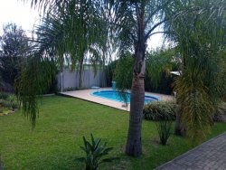 Sobrado com piscina na região central de Lomba Grande  