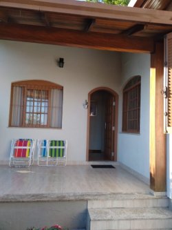 Bela casa com salão de festas  