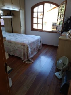 Bela casa com salão de festas  