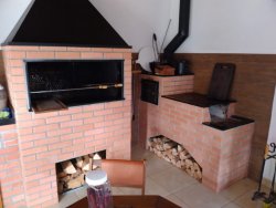 Bela casa com salão de festas  