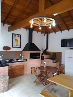 Bela casa com salão de festas  