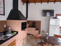 Bela casa com salão de festas  