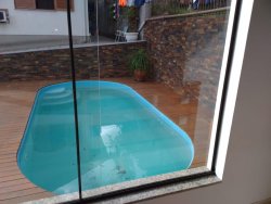 Bela casa com salão de festas  