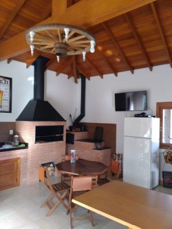 Bela casa com salão de festas  