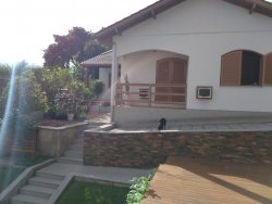 Bela casa com salão de festas  