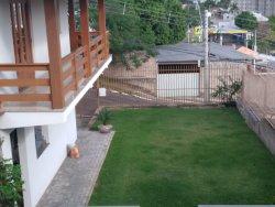 Bela casa com salão de festas  