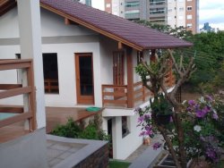 Bela casa com salão de festas  