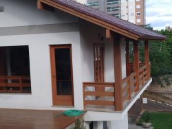Bela casa com salão de festas  