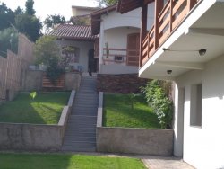 Bela casa com salão de festas  