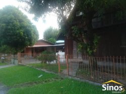 Terreno plano com dois chalés  