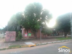 Terreno plano com dois chalés  