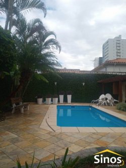 Bela casa de esquina, em zona nobre 