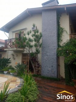 Bela casa de esquina, em zona nobre 