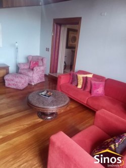 Bela casa de esquina, em zona nobre 