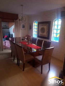 Bela casa de esquina, em zona nobre 