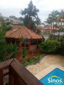 Bela casa de esquina, em zona nobre 