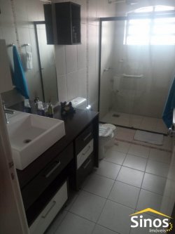 Bela casa de esquina, em zona nobre 