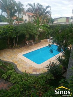 Bela casa de esquina, em zona nobre 