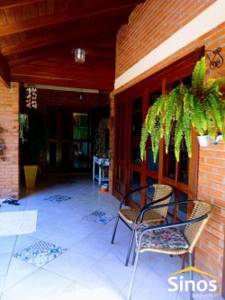 Bela casa, no centro de Lomba Grande  