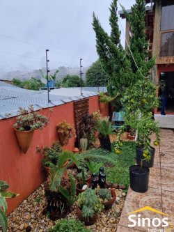 Casa em estilo rústico com três dormitórios 