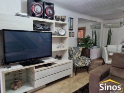 Casa em estilo rústico com três dormitórios 
