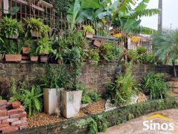 Casa em estilo rústico com três dormitórios 
