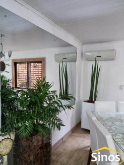 Casa em estilo rústico com três dormitórios 