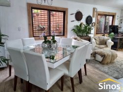 Casa em estilo rústico com três dormitórios 