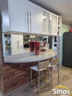 Casa em estilo rústico com três dormitórios 