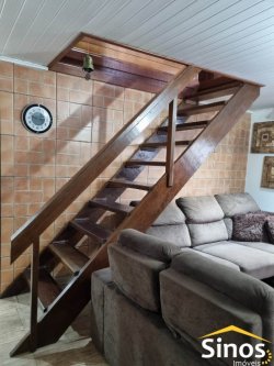 Casa em estilo rústico com três dormitórios 