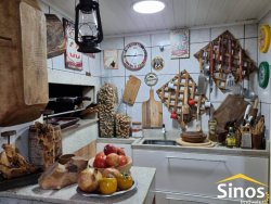 Casa em estilo rústico com três dormitórios 
